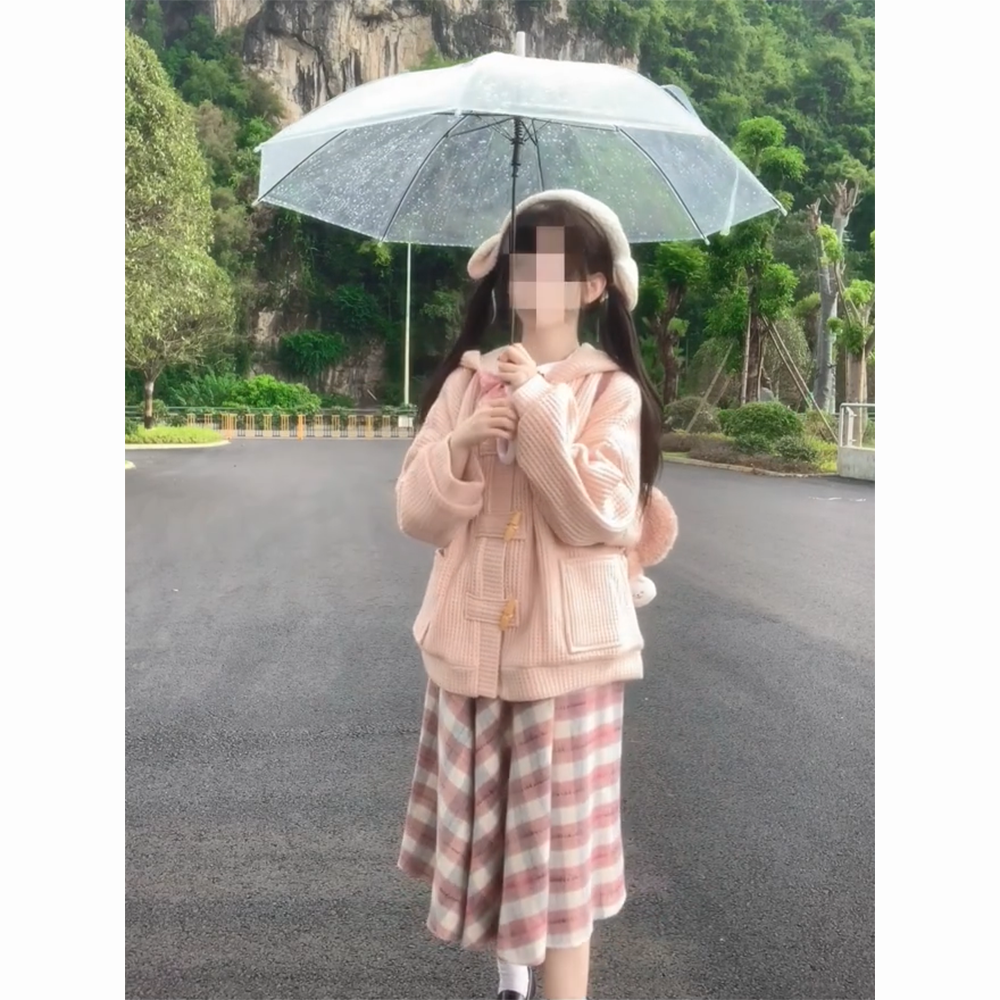 连帽毛衣外套+格子半身裙