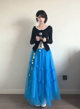 2026新款气质出片度假两件黑色针织上衣搭配蓝色蕾丝长裙两件套装