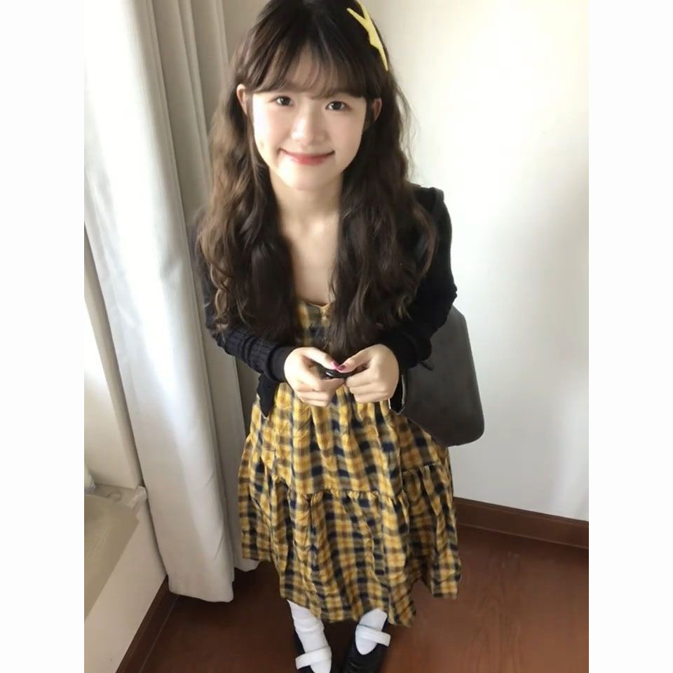 黑色毛衣开衫+格纹吊带连衣裙