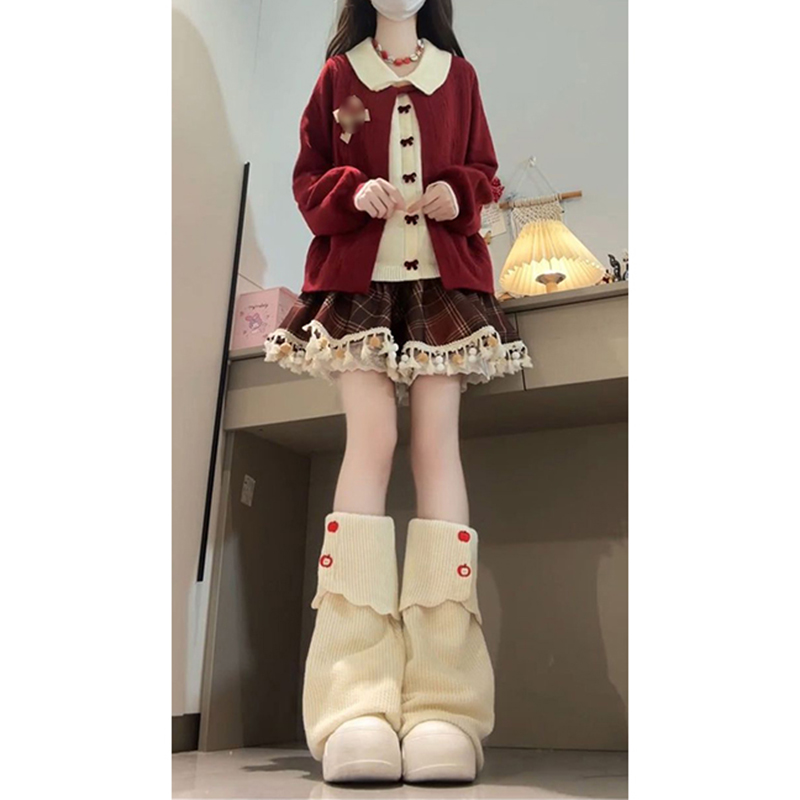 娃娃领毛衣开衫+红色格纹短裙