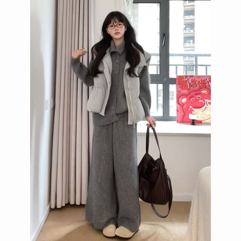 马甲棉服外套+灰色毛衣开衫
