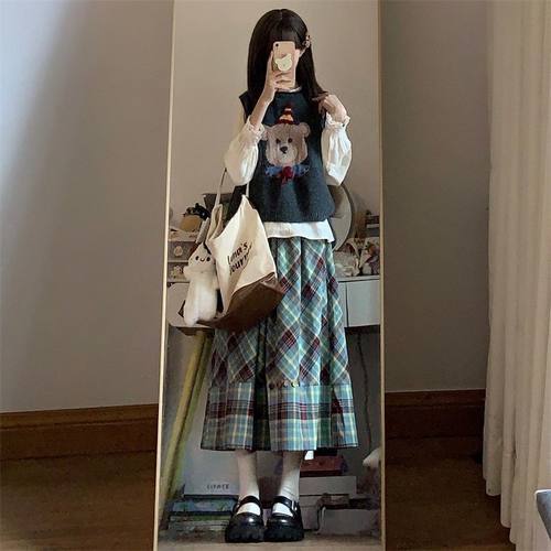 马甲背心+长袖衬衫+格纹半身裙