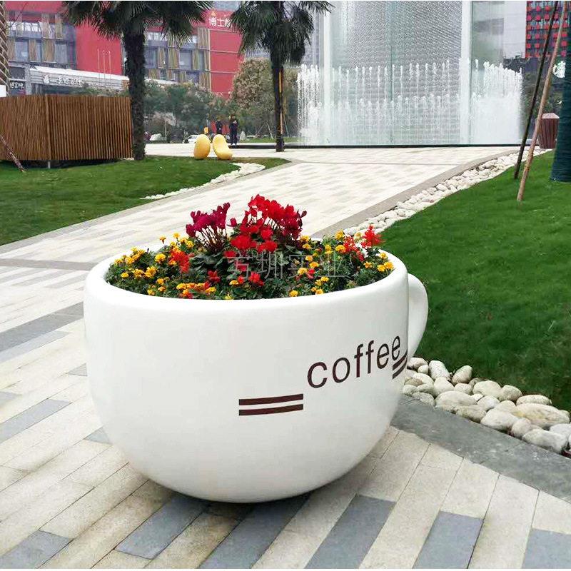方圳市政街道商业广场创意美陈玻璃钢咖啡杯造型景观装饰花盆定制