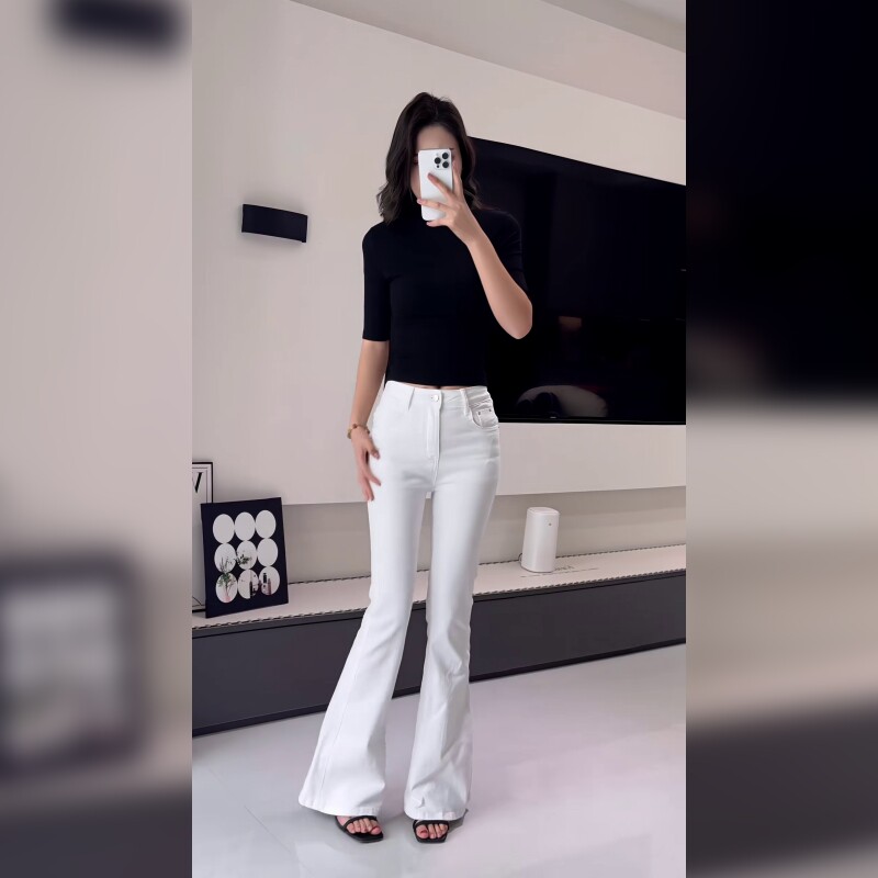 白色高腰微喇牛仔裤女2026春季新款修身显瘦提臀喇叭裤