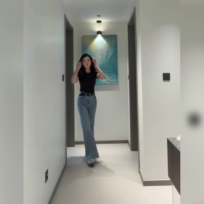时尚低腰牛仔裤宽松阔腿裤简约设计展现随性风格常规版型舒适百搭