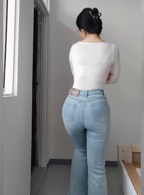 高腰微喇浅蓝显瘦提臀牛仔裤女