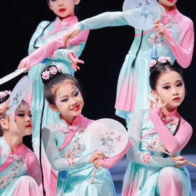 总相宜桃李杯团扇群舞服装中国风