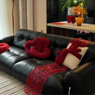 结婚客厅布置简单沙发抱枕喜庆红色爱心靠垫压床娃娃婚房一对装饰