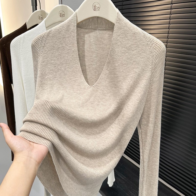 秋冬新款低V领露锁骨长袖针织衫高级感修身显瘦奶茶色打底上衣