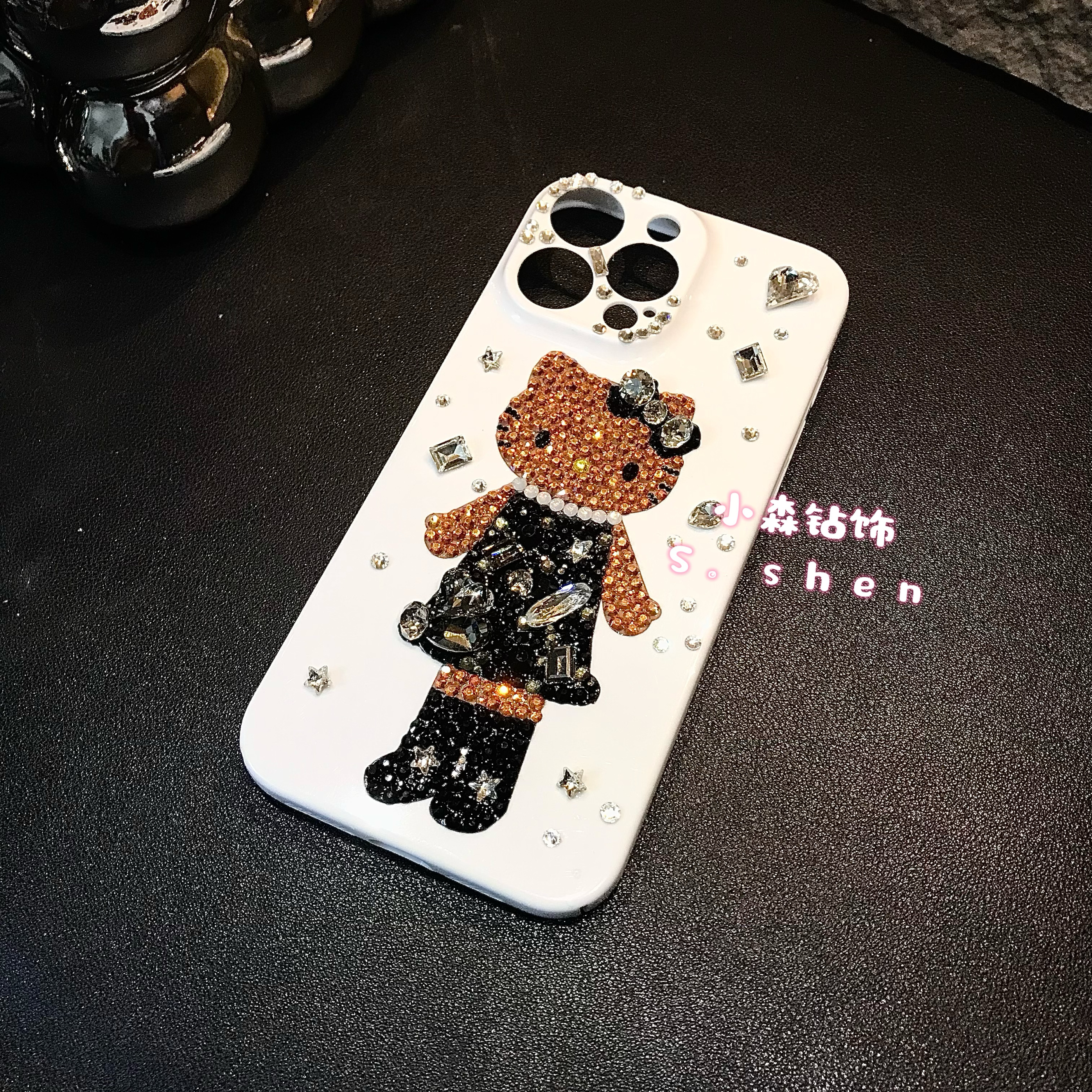 适用苹果17promax黑皮手机壳16大长腿kitty猫华子水钻15pro镶钻13