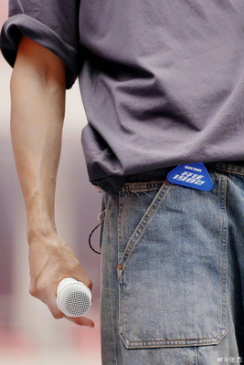 礼品自选张杰开往1982演唱会应援物周边同款钥匙扣背包挂件