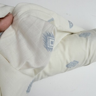 淡米白人棉麻 滑溜感 淡蓝菱形剪花 中薄型 衬衣裙子布料面料