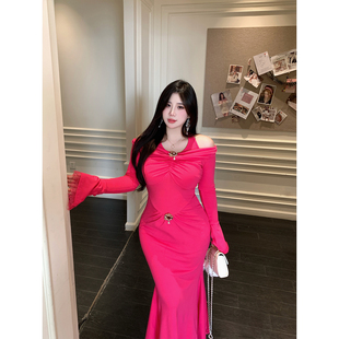 原创性感一字肩收腰显瘦包臀裙带胸针女 大码 Babes 千金玛德琳