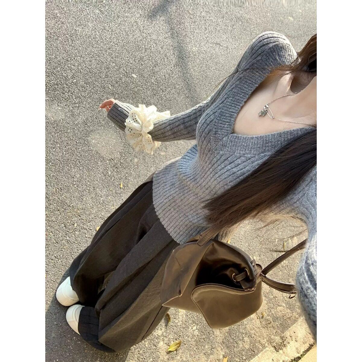 辣妹显身材针织衫灰色坑条V领长袖毛衣女装秋冬季内搭打底衫上衣