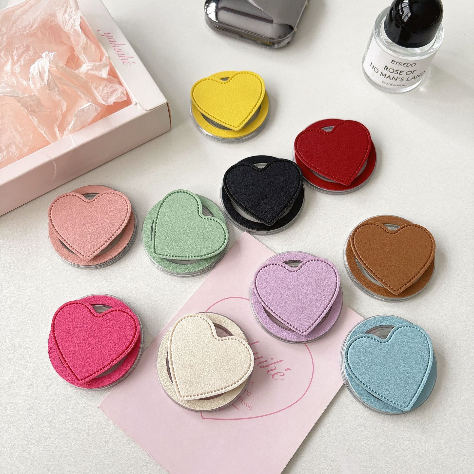 高颜值新款浅色系爱心皮革磁吸气囊手机支架可拆卸便携手机壳配件