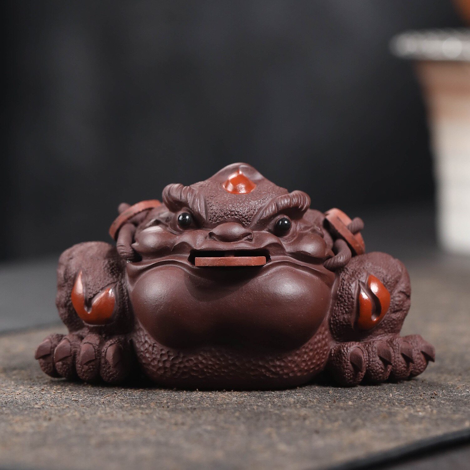 宜兴紫砂三足金蟾茶宠紫泥叼铜钱金蟾手工雕塑可养茶桌摆件