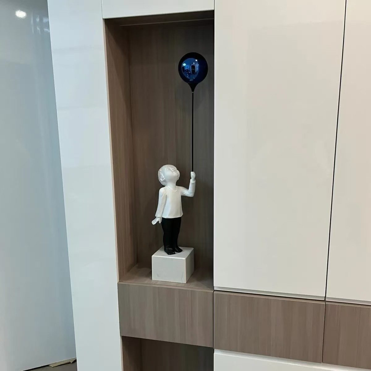 旁气球男孩人物摆件客厅玄关电视柜简约现代装饰品样板房轻奢雕塑