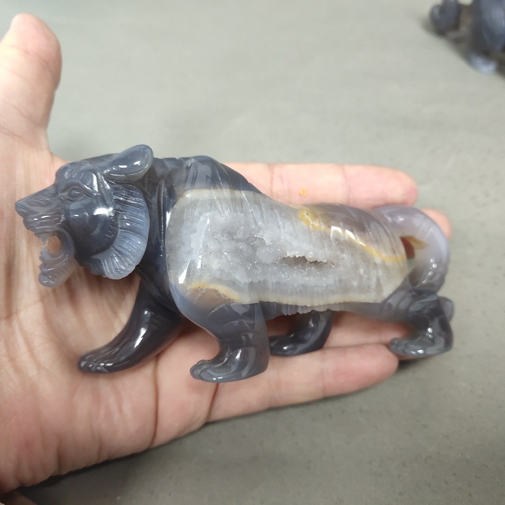 雕刻件家居装饰摆件饰品纯手工精雕玛瑙晶洞老虎狮子摆件