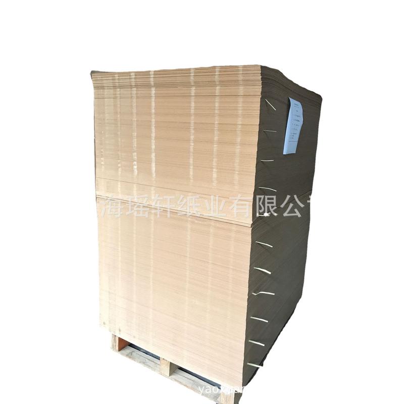 热销进口牛卡纸上海工厂张，160-450克牛卡纸卷筒平直销现货供应