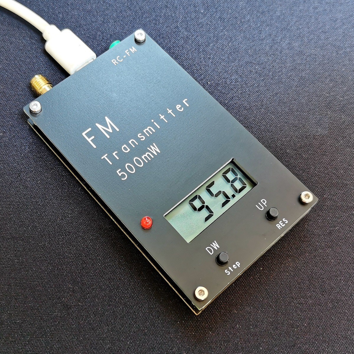 热销2000米fm发射机数字显示0.5w500mw（76-108m立体声直拍）