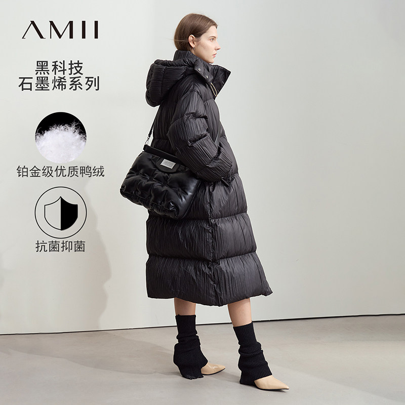 Amii2025冬新款石墨烯里布长款羽绒服女可拆卸帽子褶皱肌理上衣