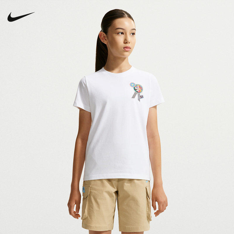 NIKE耐克童装夏季新款女大童短袖绶带奖章贴饰棉质T恤 IW1395-100