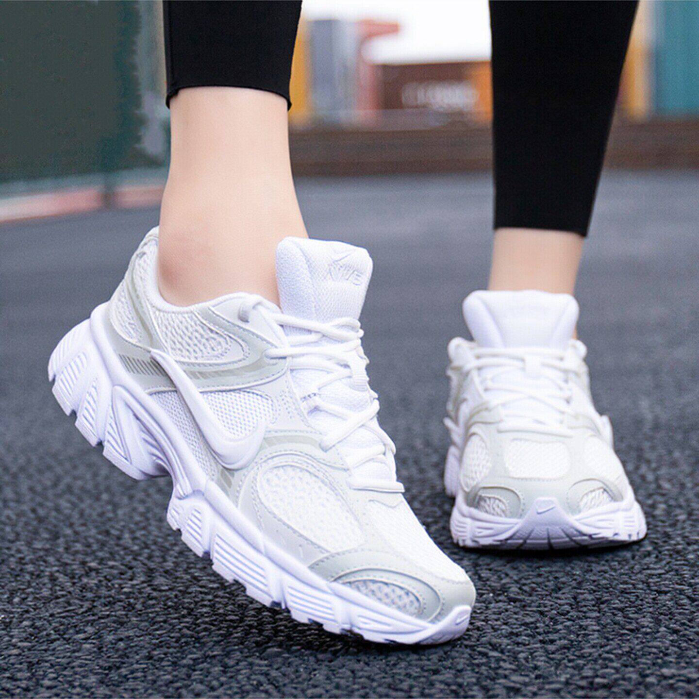 Nike耐克白色网面透气跑