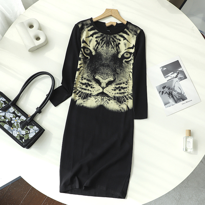 显瘦圆领老虎印花长袖连衣裙