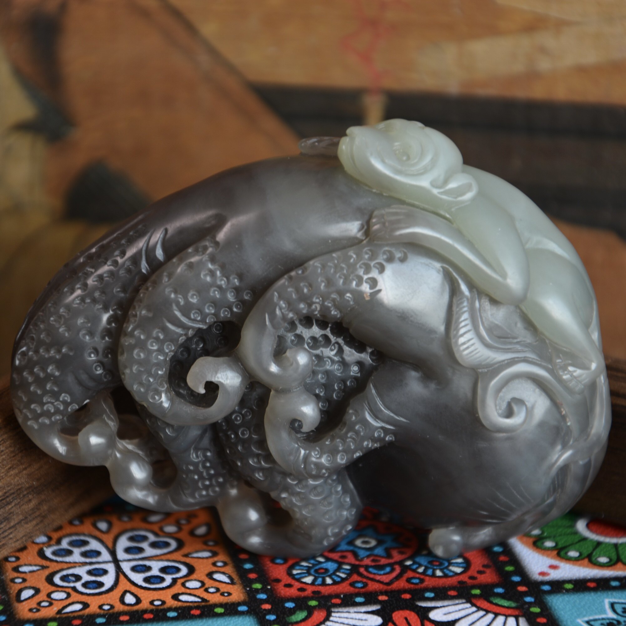 和田玉青海料特色料烟紫带翠灵猴献瑞手把件保真天然