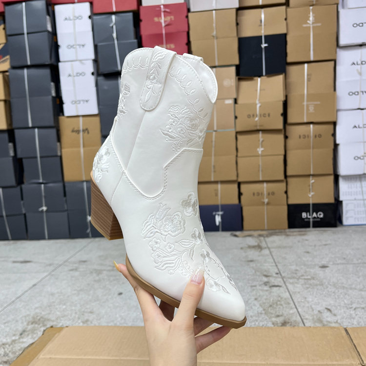 尖头粗跟刺绣套筒西部牛仔短靴