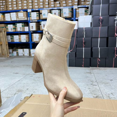 方头纯色粗高跟皮带扣侧拉链短靴