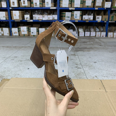 尖头纯色皮带扣粗高跟后拉链单鞋