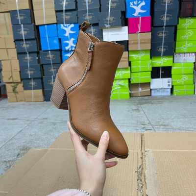 尖头纯色粗高跟侧拉链短靴及踝靴