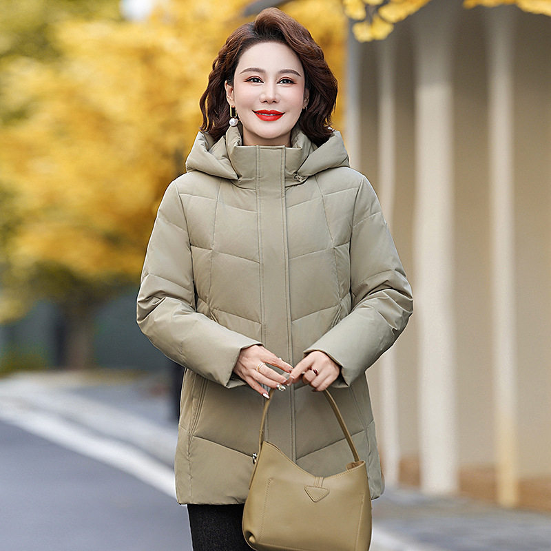 正品撤柜新款妈妈白鹅绒羽绒服女短款加厚中老年人大码连帽外套冬