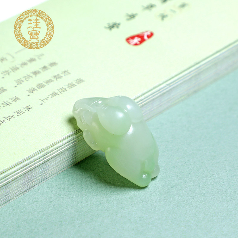 珪宝和田玉翠青兔子吊坠立体雕刻