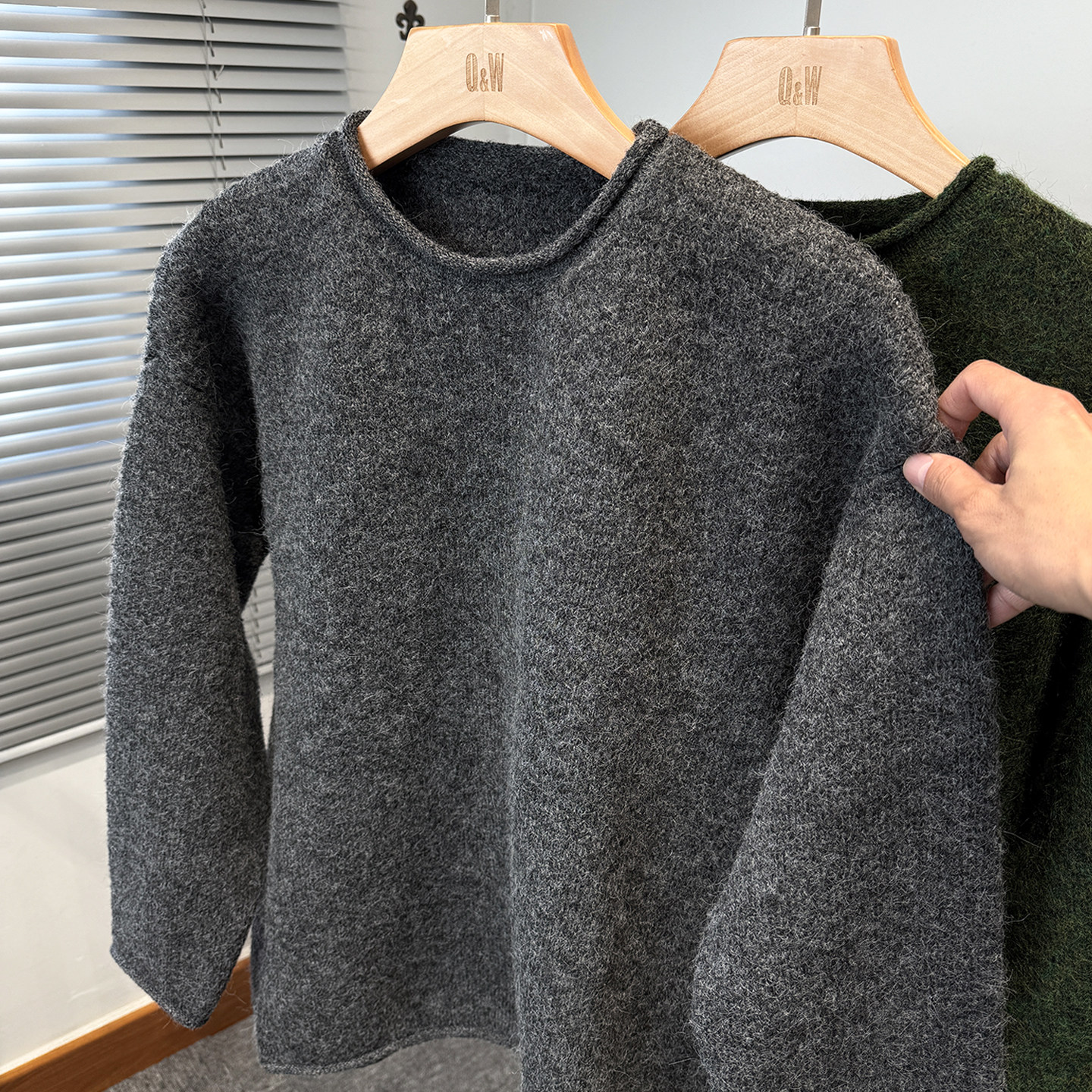 简约高级感灰色毛衣男圆领