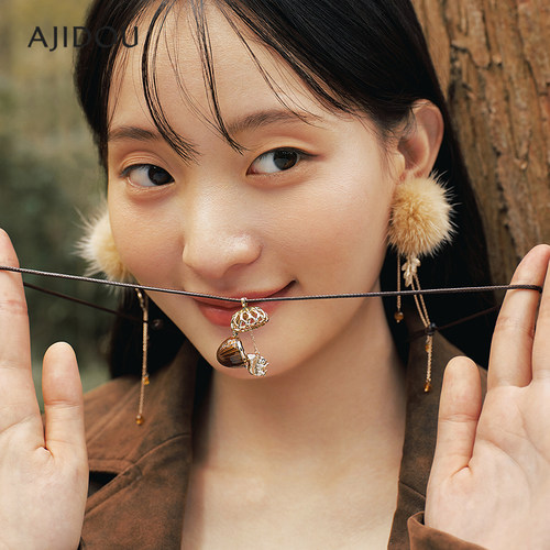 AJIDOU阿吉豆可爱棕色橡果毛衣链