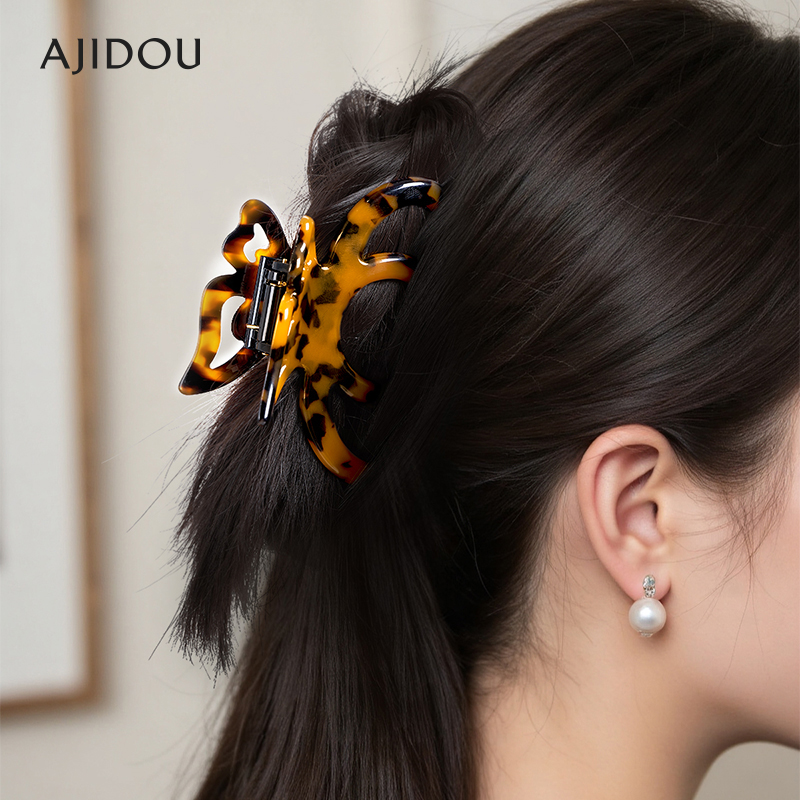 AJIDOU阿吉豆女款蝴蝶玳瑁色抓夹