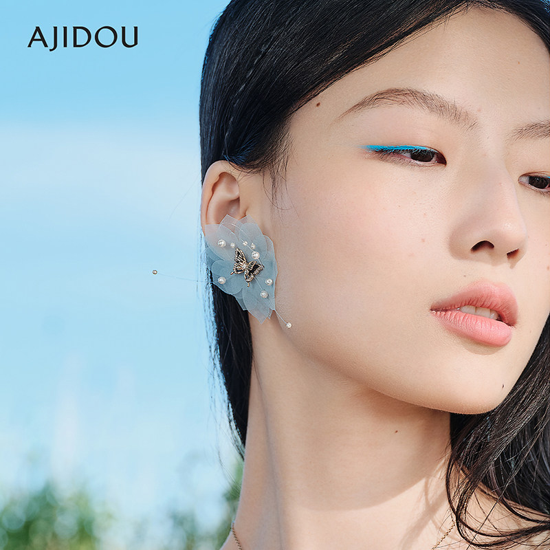 AJIDOU阿吉豆耳环女款优雅柔美梦幻蓝小花小米珠专柜同款耳钉耳饰