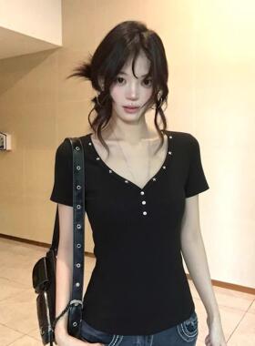 美式辣妹风铆钉黑色V领正肩短袖T恤女夏季2026修身高级感打底上衣
