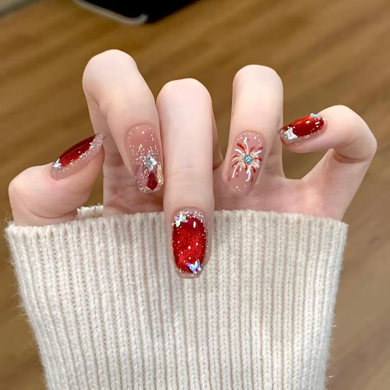 2026烟花穿戴甲短款新年款美甲高级质量感显白指甲贴片红色猫眼钻,彩妆/香水/美妆工具,穿戴甲/甲片,淘宝优惠券,粉丝福利购,淘宝优惠卷