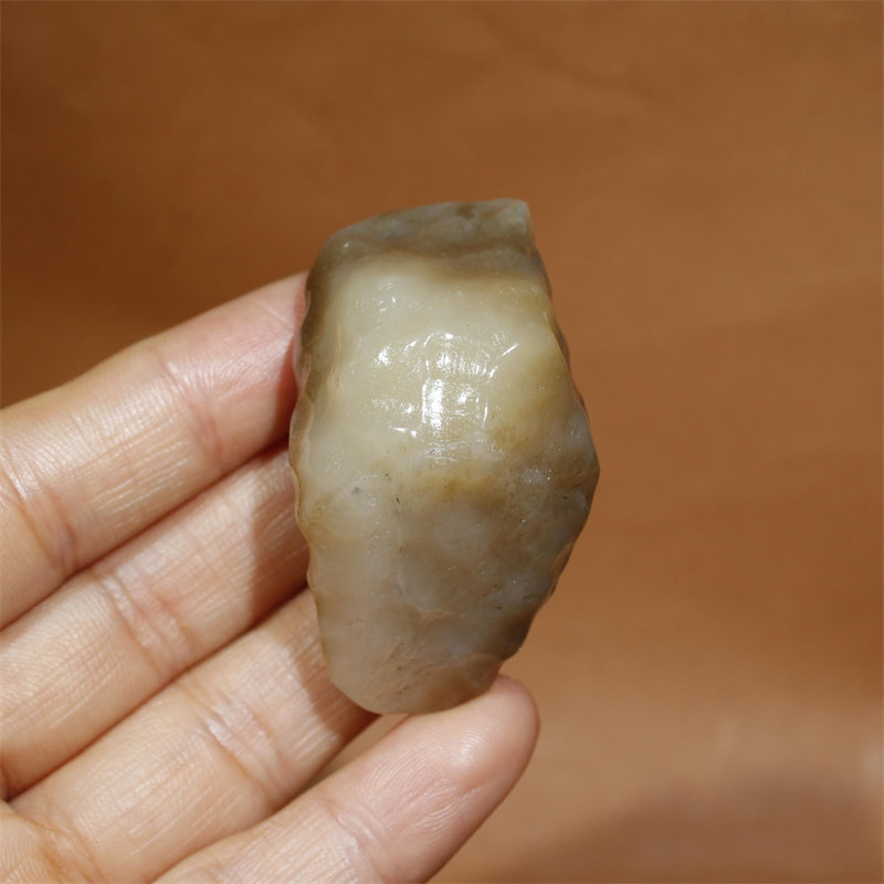 细润糖白玉戈壁料原石40克