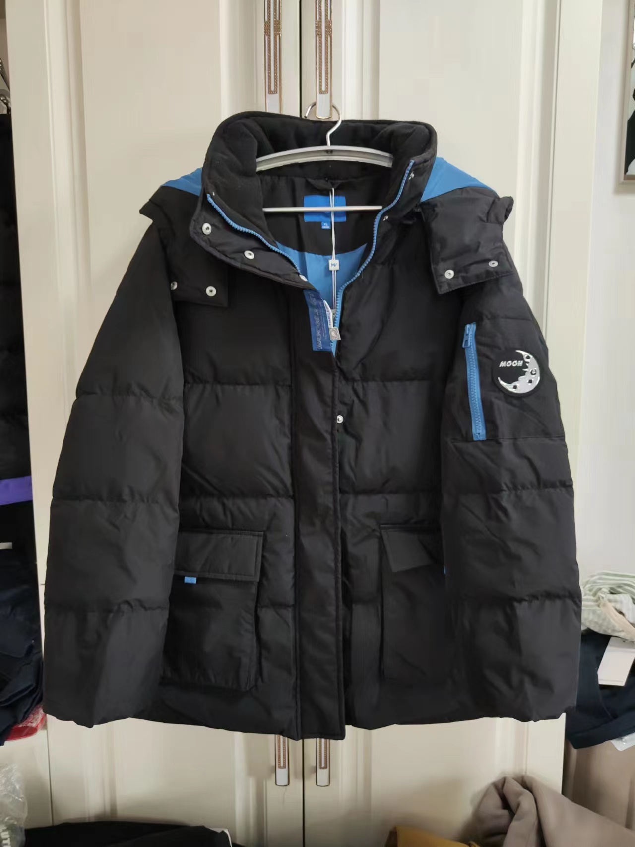 女短款连帽羽绒服外套
