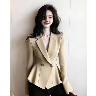2026年早春新款法式气质通勤高级小众不撞款卡其色西装收腰外套女