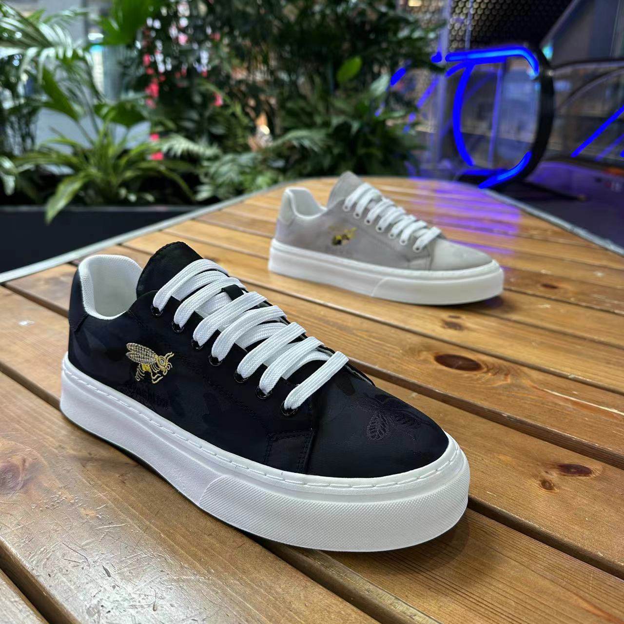 欧洲站男鞋2025春季新款低帮休闲鞋男百搭透气小蜜蜂帆布鞋潮流男