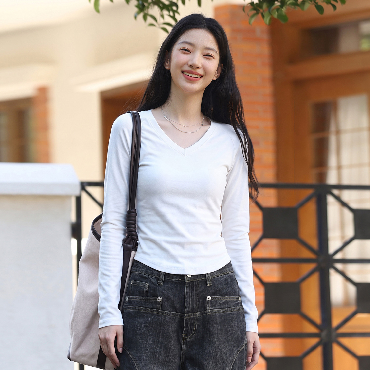 班尼路白色V领长袖打底衫女款2026秋季新款收腰显瘦弹力亲肤上衣N图片
