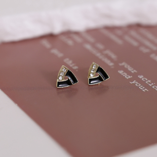 百搭日常小巧耳饰 秋冬时尚 简约黑色几何三角形耳钉女2025新款 爆款