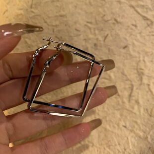 简约方块耳圈圈耳环2025新款爆款个性小众耳钉设计感显脸小耳饰品