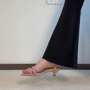 法式一字带气质小猫跟露趾凉鞋女夏2025新款简约低跟配裙子高跟鞋