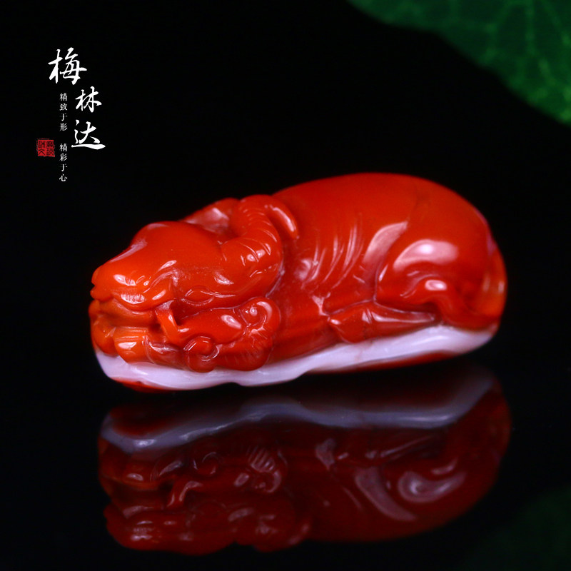 Melinda/梅林达【乐菱】南红玛瑙苏工雕刻红白料生肖牛吊坠挂件男